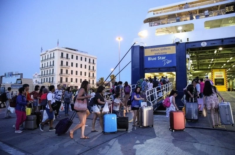 Συνεχίζεται η μεγάλη έξοδος των εκδρομέων: Την Παρασκευή έφυγαν από τα λιμάνια της Αττικής 40.520 άτομα